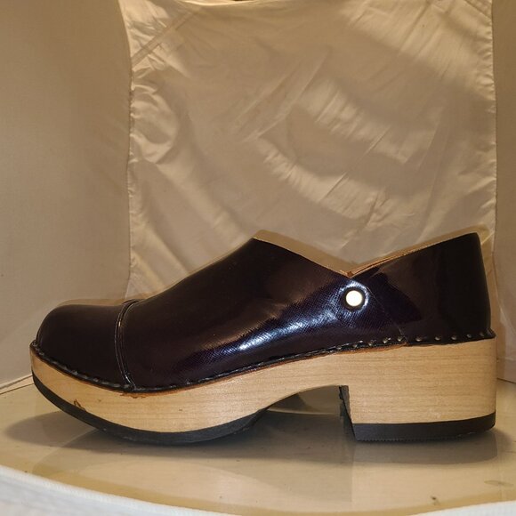 Womens Multnomah Fancier Wooden Patent Leather Clog Size: 10 Color: Burgundy - Picture 3 of 13